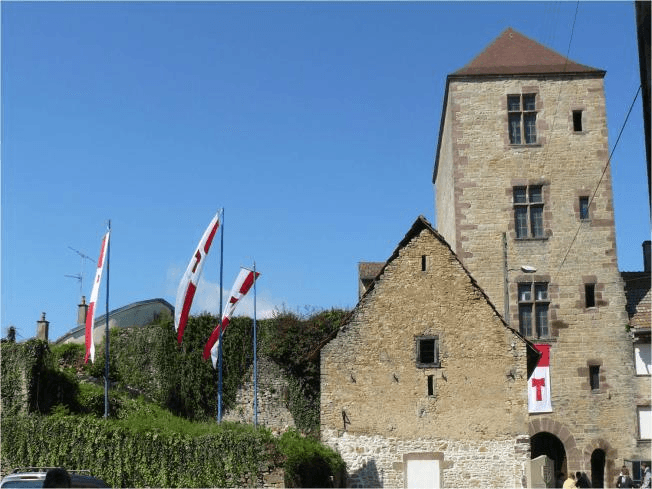 La tour maîtresse du château d'Héricourt vue depuis l'ancien bourg
