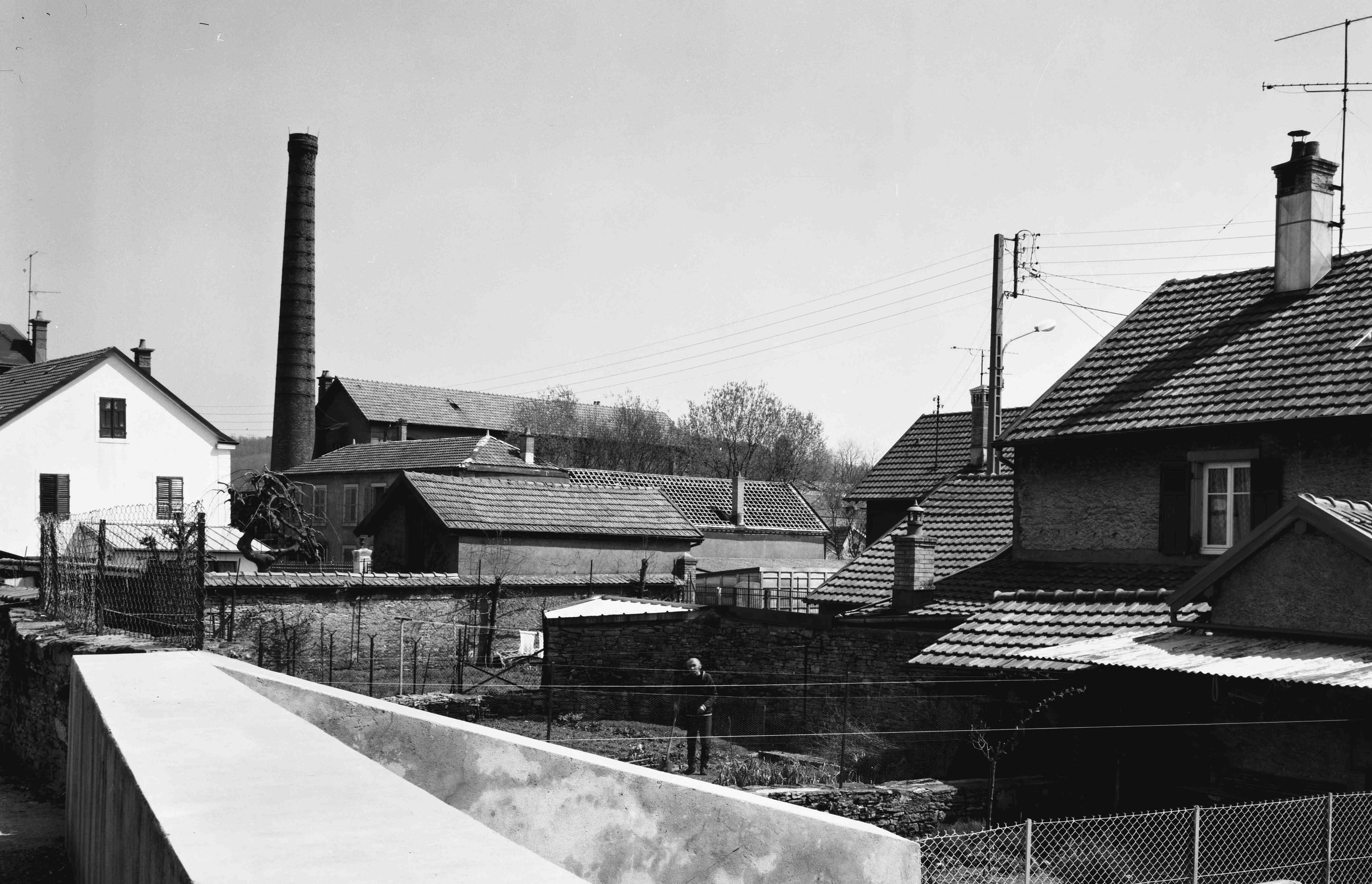 Cheminée du tissage, rue du 11 novembre - Photographie de Gilles Choffé réalisée dans le cadre de la résidence de Jean-Paul Goux